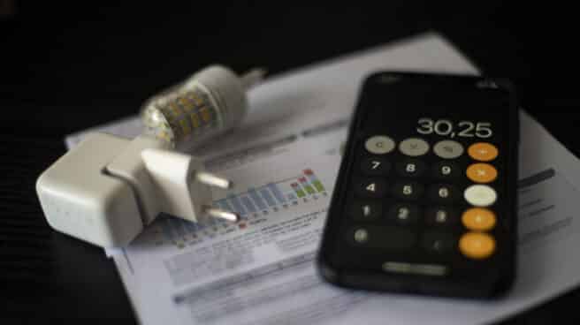 El precio de la luz bate un nuevo récord y escala hasta los 152,32 MWh Precio de la luz en una factura junto a una calculadora