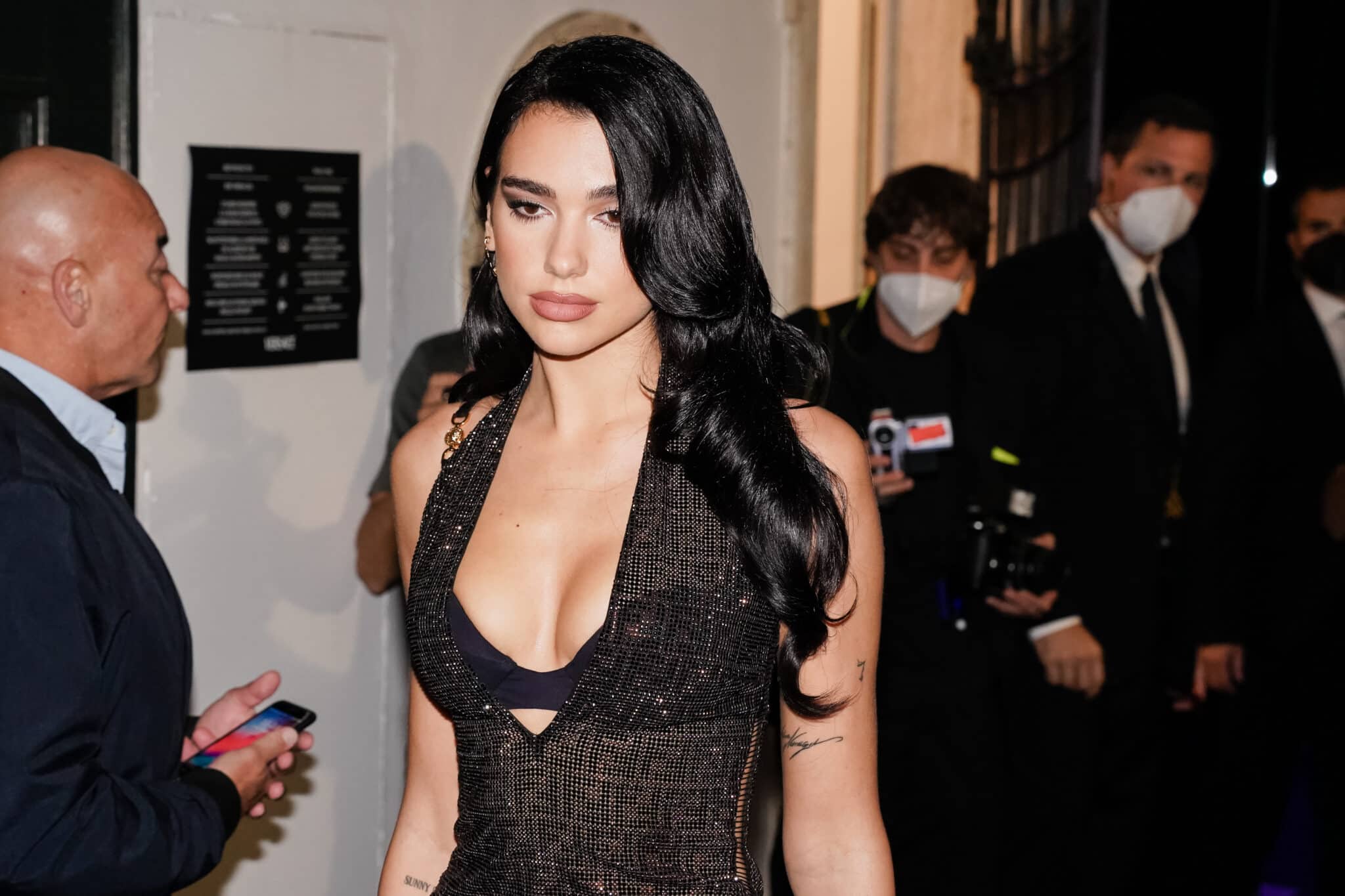 La cantante británica Dua Lipa llega al lanzamiento de la colección Fendance durante la Semana de la Moda de Milán