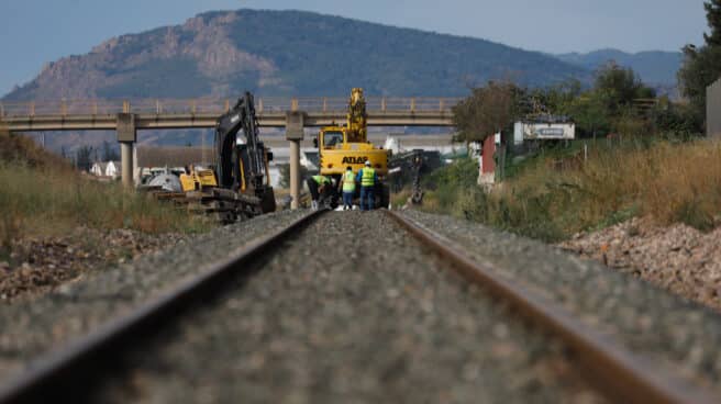 Varios operarios usan una grúa durante los primeros trabajos de la conexión Murcia-Almería en tren de alta velocidad.