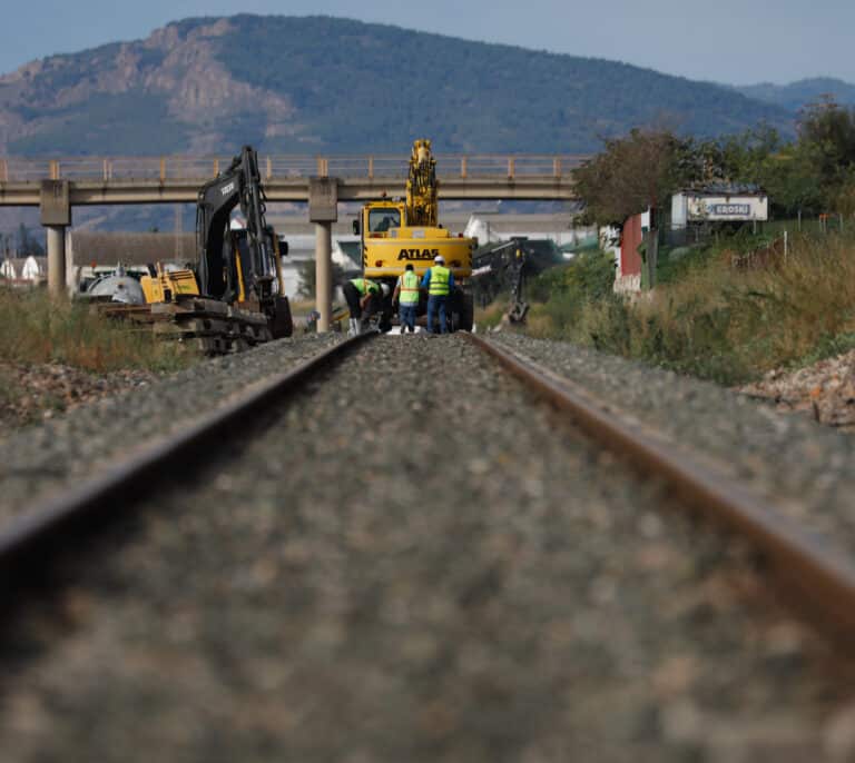Ferrovial y Acciona se adjudican un tramo de la línea de alta velocidad Murcia-Almería por 171 millones