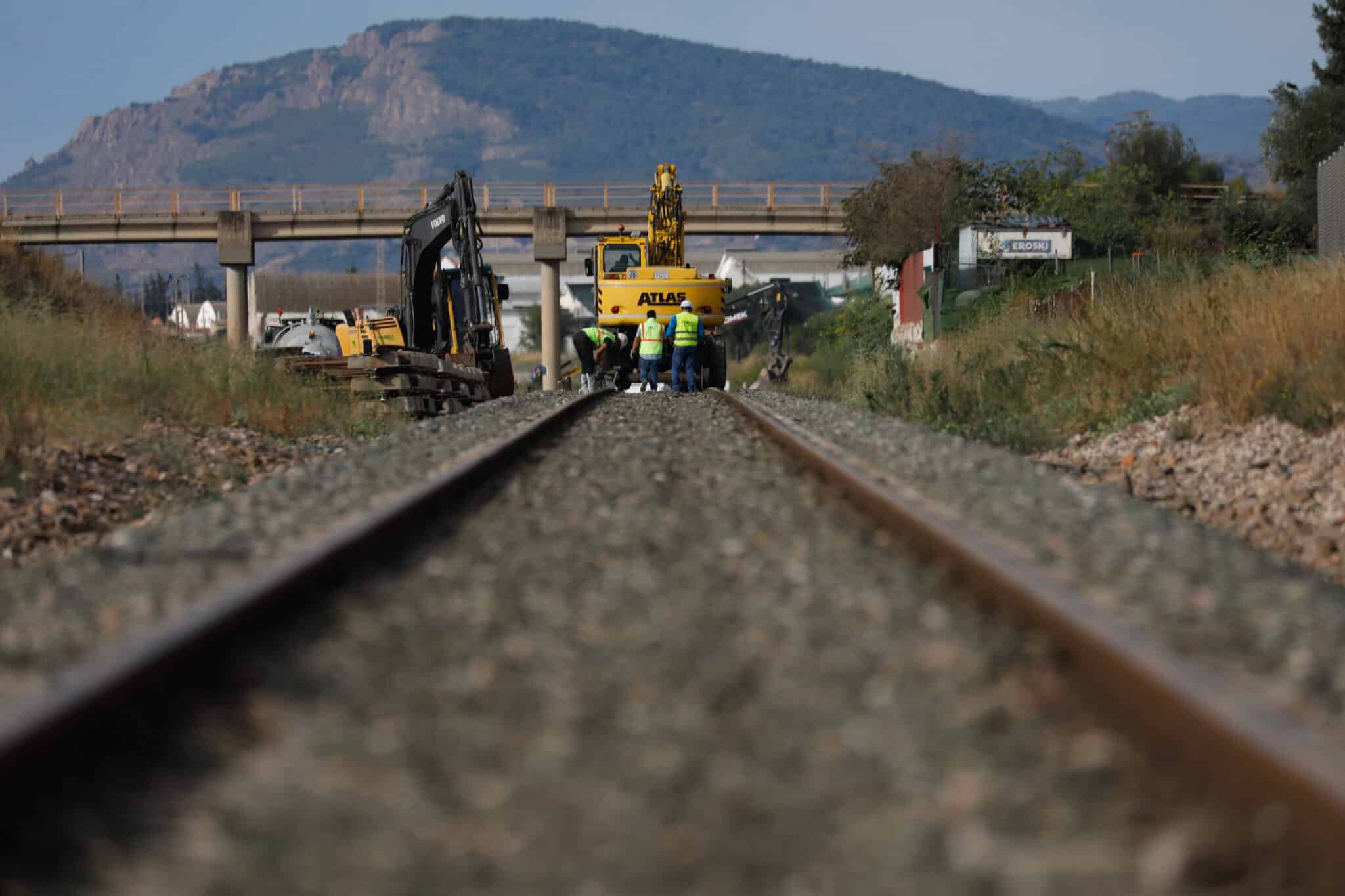 Varios operarios usan una grúa durante los primeros trabajos de la conexión Murcia-Almería en tren de alta velocidad.