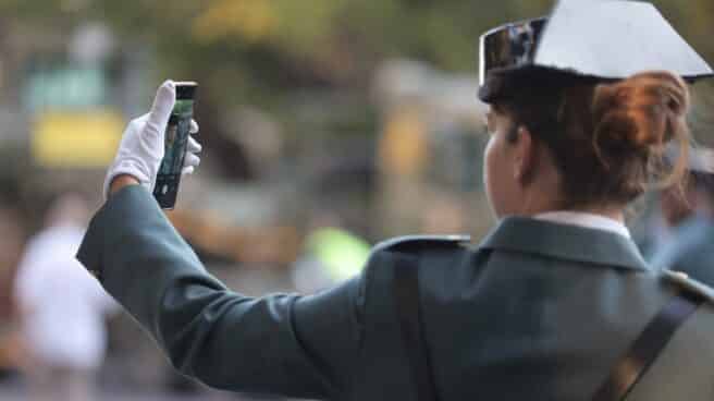 Una agente de la Guardia Civil se toma un 'selfie' durante el último desfile del Día de la Hispanidad.