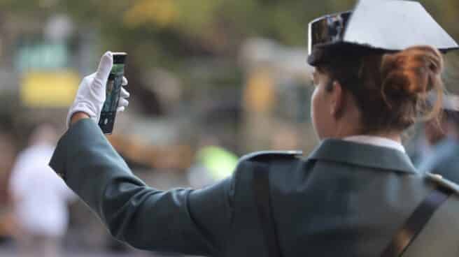 guardia-civil-exige-contratistas-plan-igualdad-riesgo-penalizacion-economica Una agente de la Guardia Civil se toma un 'selfie' durante el último desfile del Día de la Hispanidad.