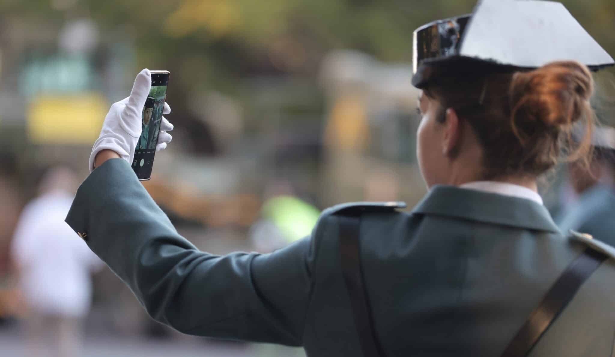 Una agente de la Guardia Civil se toma un 'selfie' durante el último desfile del Día de la Hispanidad.