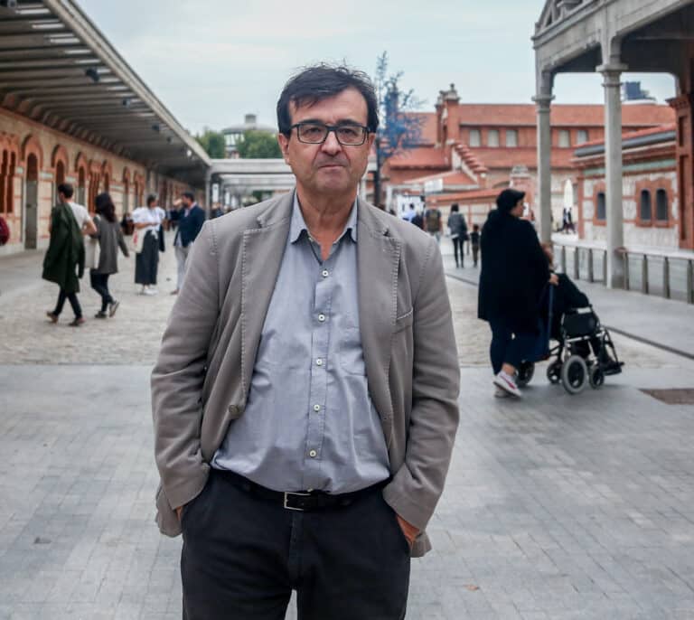 Javier Cercas critica a los escritores "idiotas" en su ingreso a la RAE: "Un idiota es quien no se ocupa de la política"