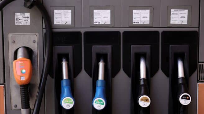 El IPC se dispara hasta el 5,5%, su tasa más alta en 29 años, por la electricidad Varias mangueras de carburante, en una gasolinera