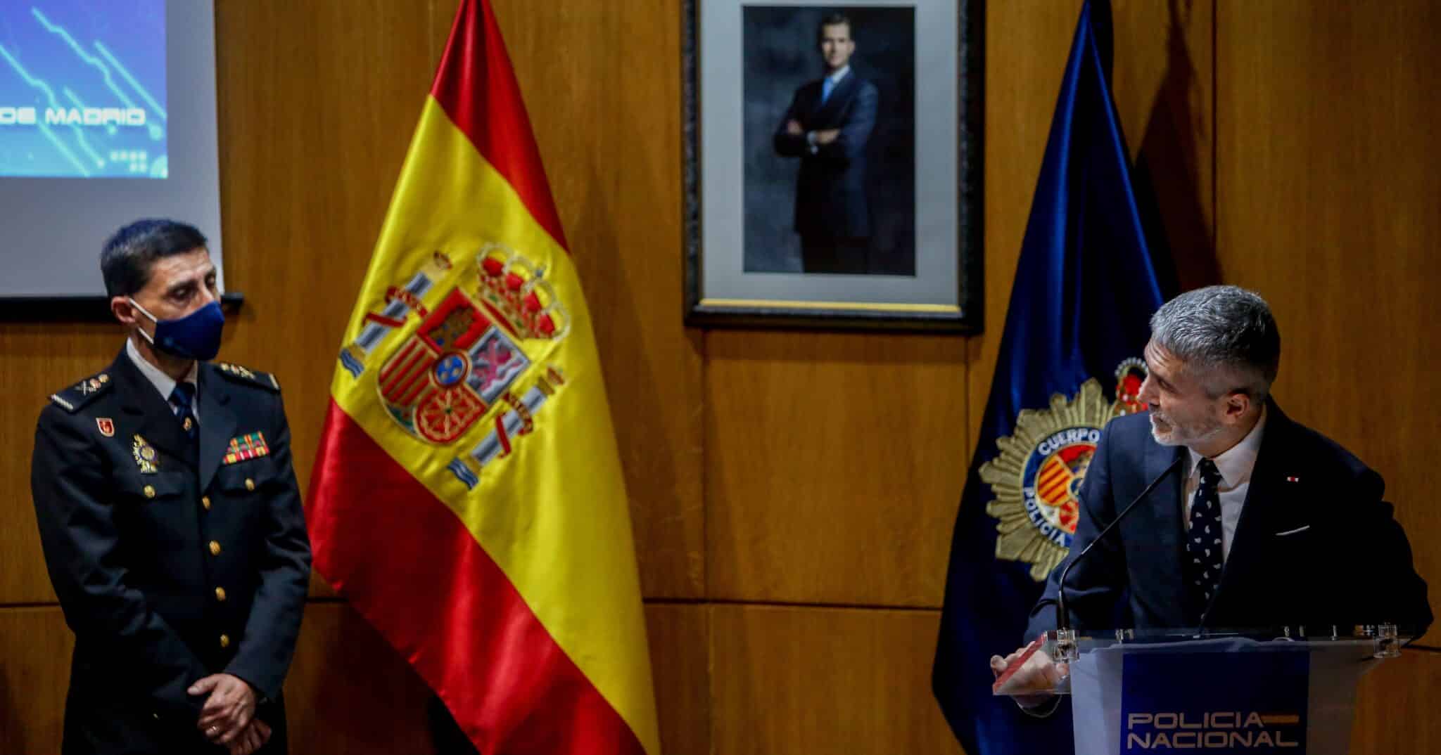 El ministro Grande-Marlaska junto con el actual jefe superior de la Policía en Madrid, Manuel Soto Seoane.