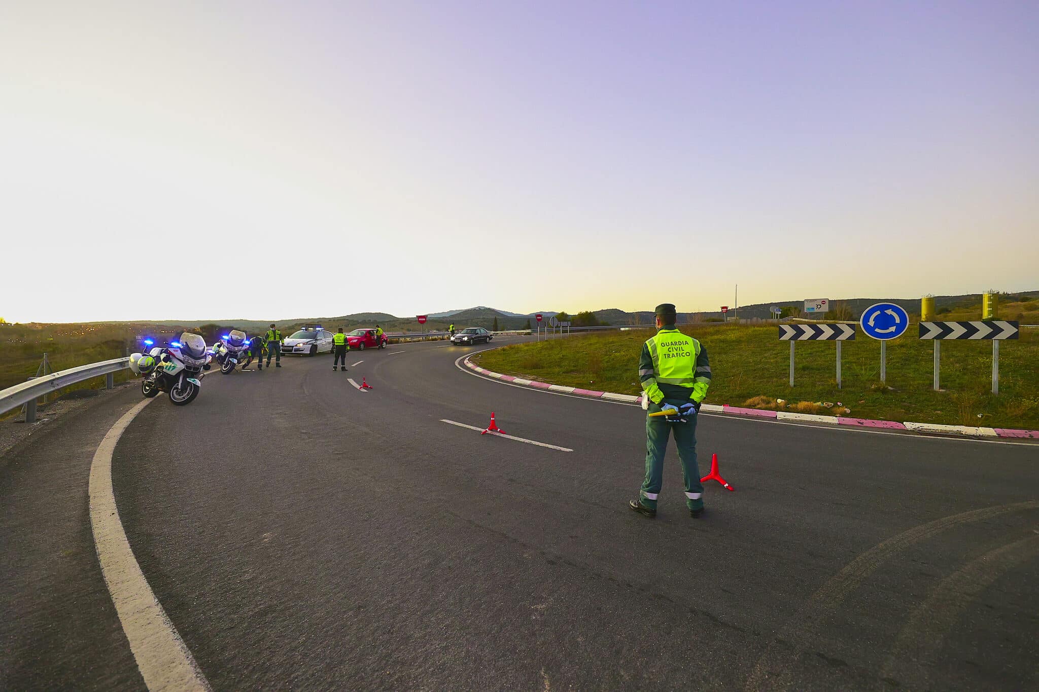 Un control de la Guardia Civil un día antes de la Operación de Nochevieja, en la carretera A-1