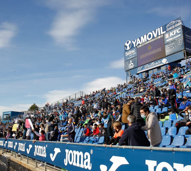 Sanidad y las comunidades permiten comer y beber en los recintos deportivos