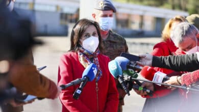 Margarita Robles achaca al "desconocimiento" las críticas de Podemos al envío de armas