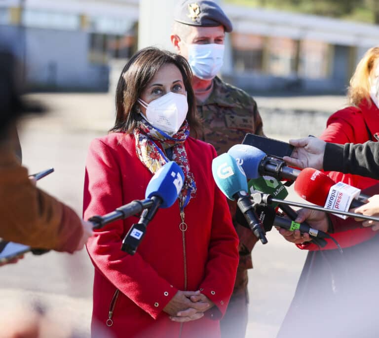 Margarita Robles achaca al "desconocimiento" las críticas de Podemos al envío de armas