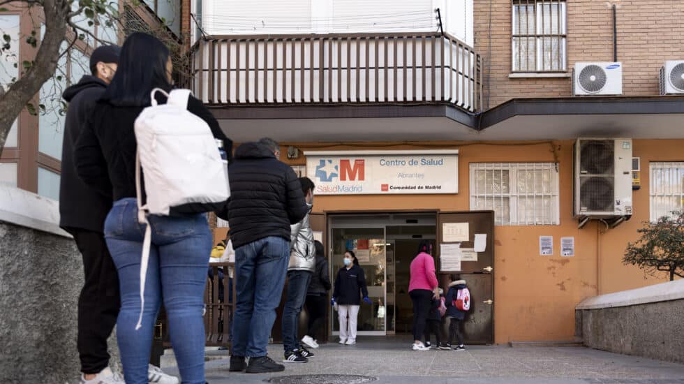 cola para acceder a un centro de atención primaria en Madrid