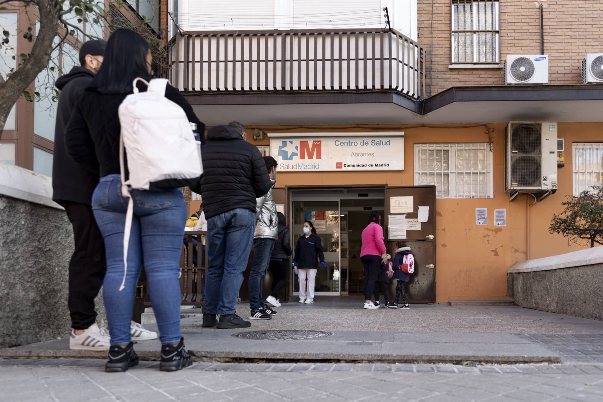 cola para acceder a un centro de atención primaria en Madrid