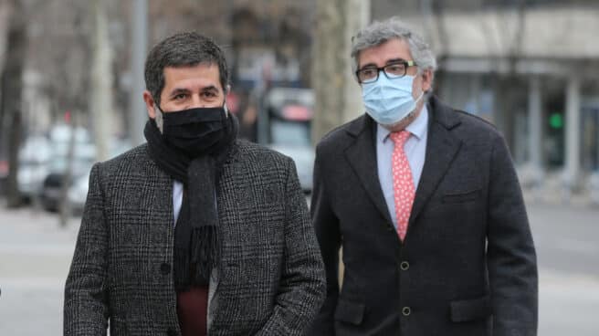 El secretario general de Junts, Jordi Sànchez (i) y su abogado, Jordi Pina (d), a su llegada a un acto de conciliación con el líder del PP por un delito de calumnias y/o injurias