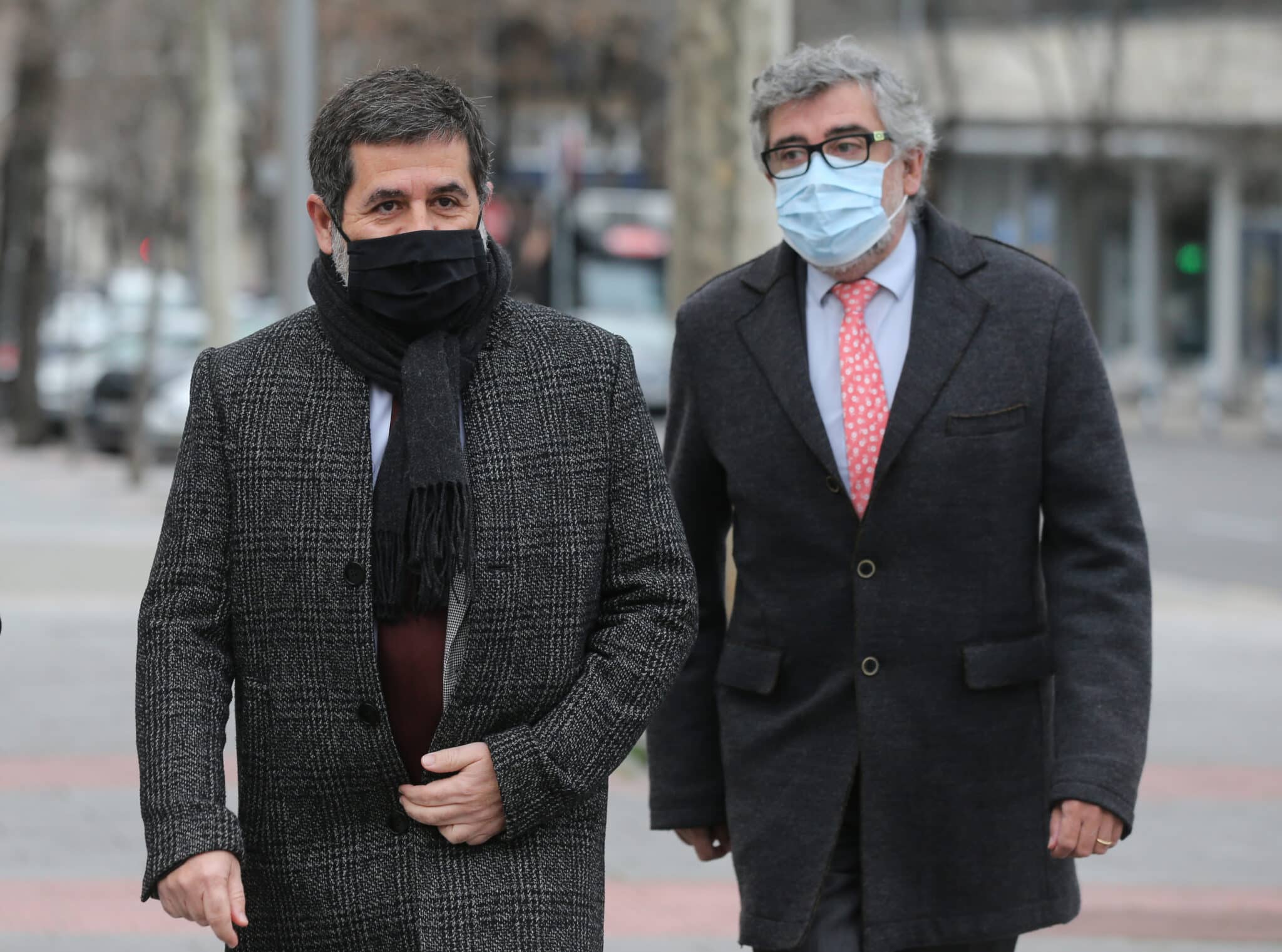 El secretario general de Junts, Jordi Sànchez (i) y su abogado, Jordi Pina (d), a su llegada a un acto de conciliación con el líder del PP por un delito de calumnias y/o injurias