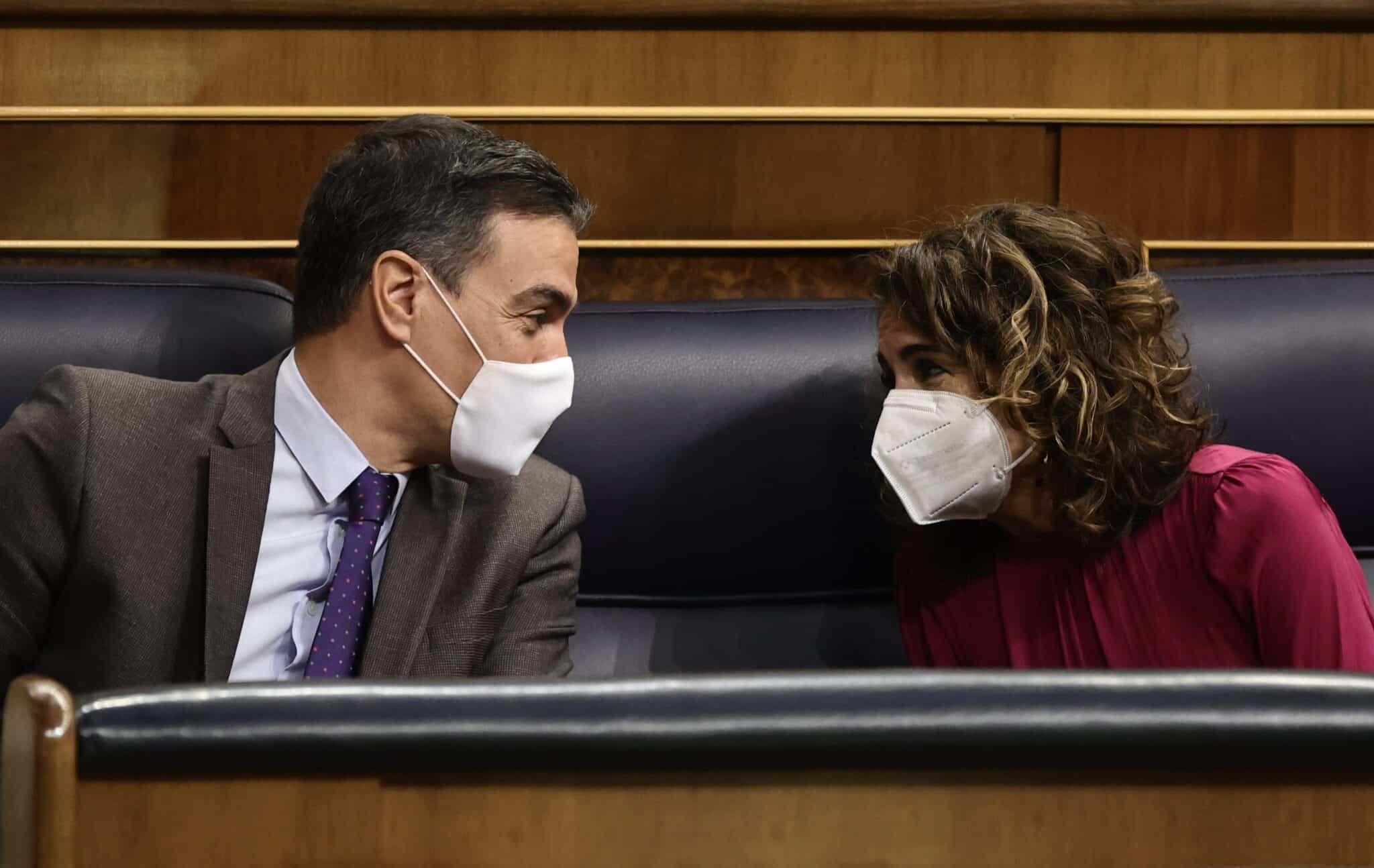 El presidente del Gobierno, Pedro Sánchez, conversa con la ministra de Hacienda, María Jesús Montero.