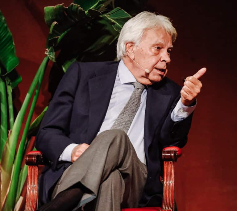 González afirma que Sánchez tiene un problema con el "despiste, en términos suaves" de sus socios