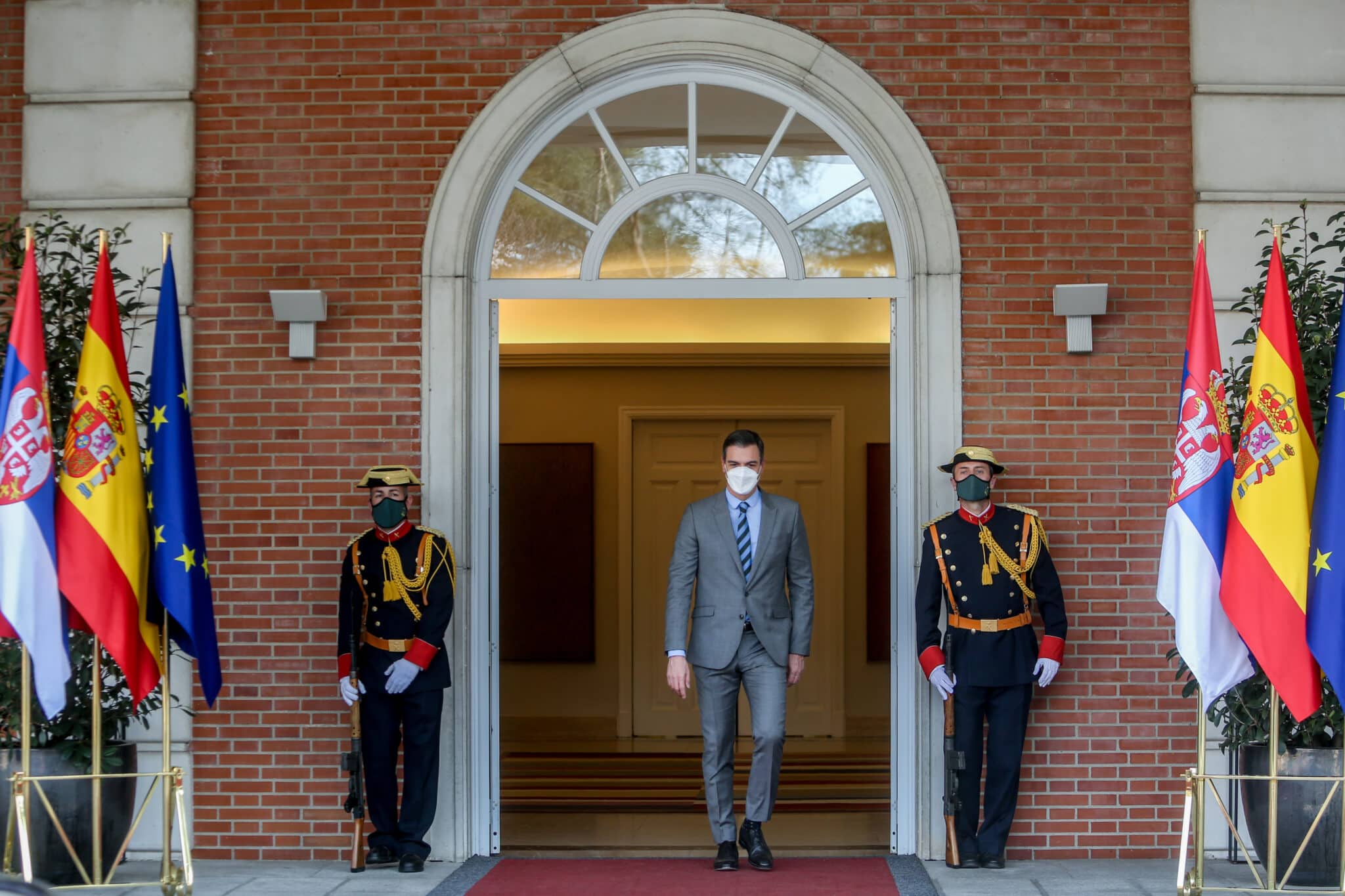 Pedro Sánchez, en la entrada de Moncloa.