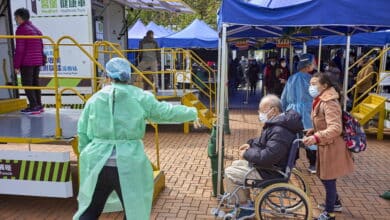 China vive su peor ola de la pandemia y confina a millones de habitantes