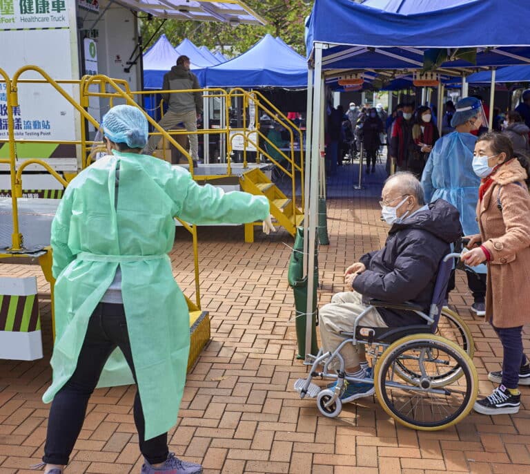 China vive su peor ola de la pandemia y confina a millones de habitantes