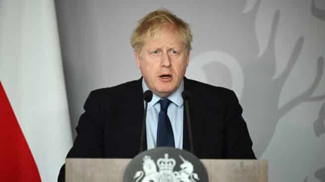 El primer ministro del Reino Unido, Boris Johnson, ofrece una conferencia de prensa en la Embajada británica en Varsovia