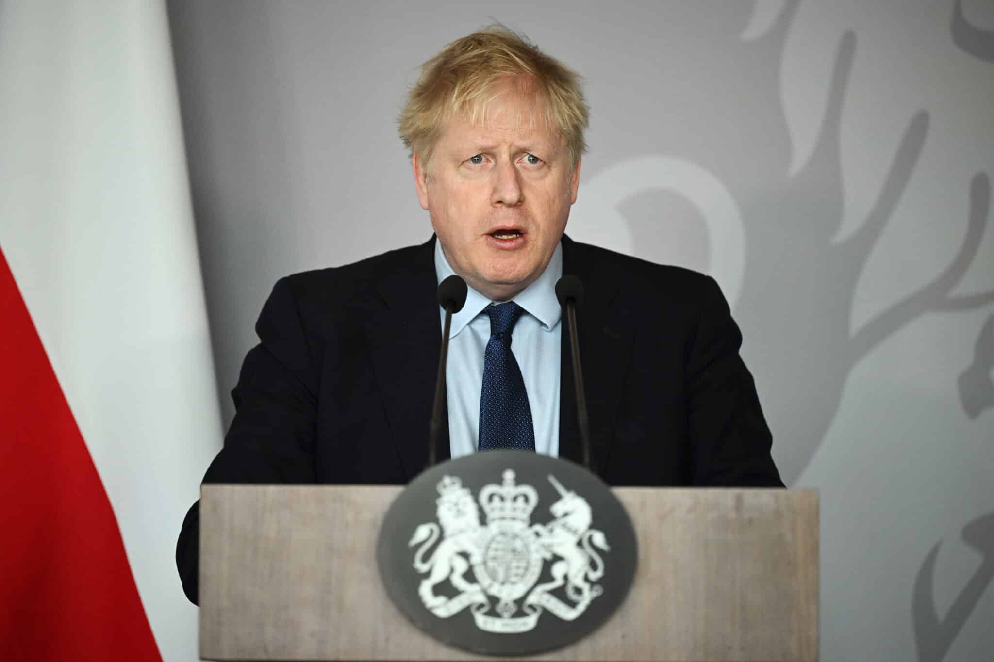 El primer ministro del Reino Unido, Boris Johnson, ofrece una conferencia de prensa en la Embajada británica en Varsovia