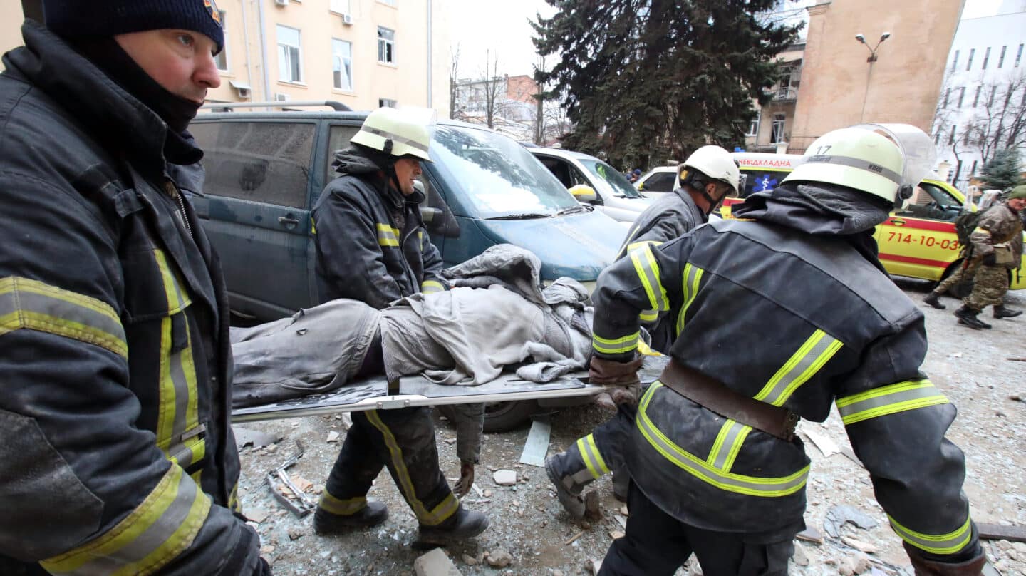Rescate de víctimas en Jarkov (Ucrania).