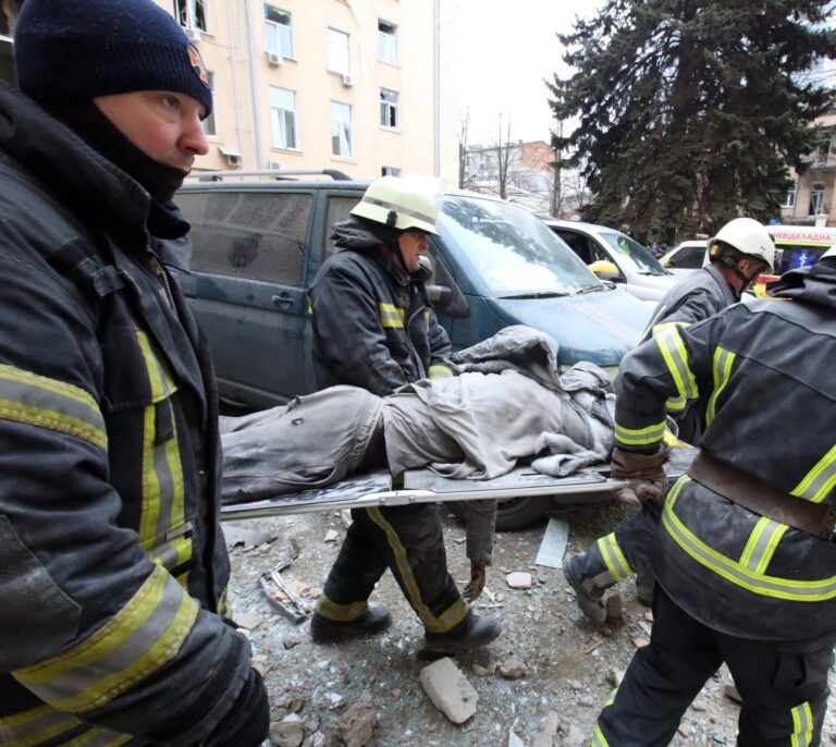 Dos semanas de destrucción en Ucrania: "No nos dejan ni enterrar a los muertos"
