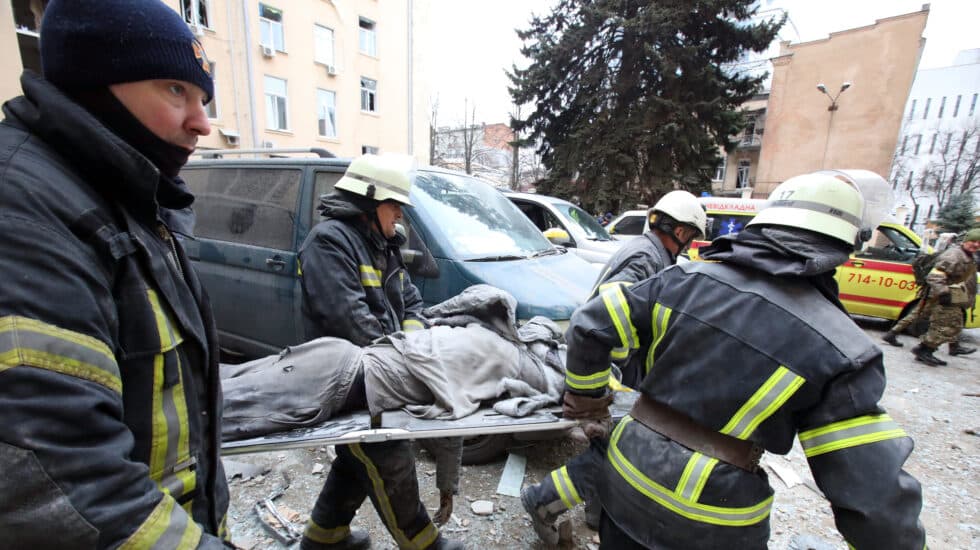 Rescate de víctimas en Jarkov (Ucrania).