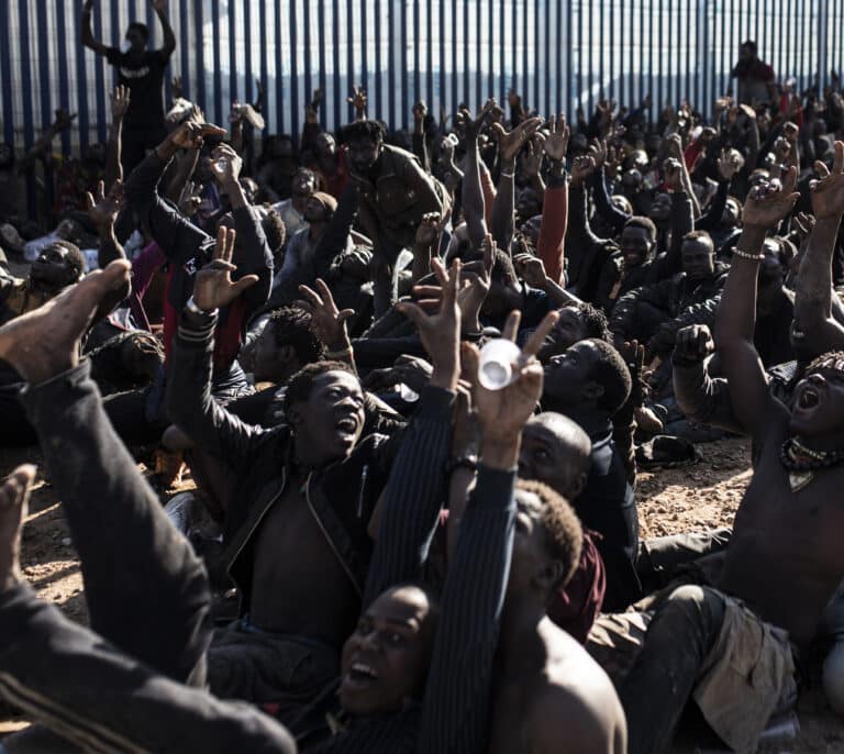 El día que 2.500 migrantes intentaron saltar la valla de Melilla a plena luz del día