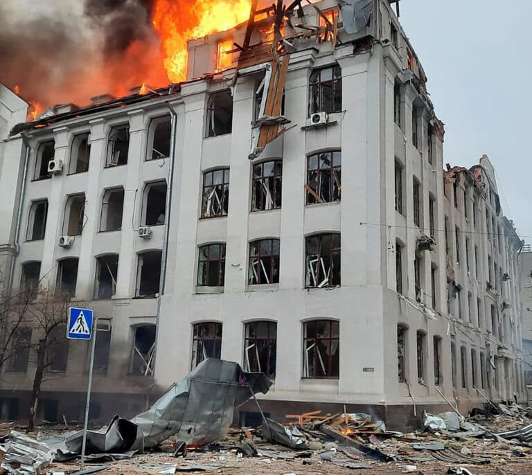 Rusia estrecha el cerco sobre las principales ciudades entre informes de dificultades logísticas