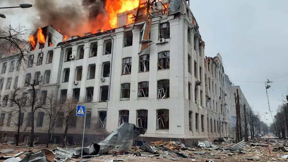 Edificio en llamas el centro de Jarkov, Ucrania, tras ser impactado por un misil ruso.