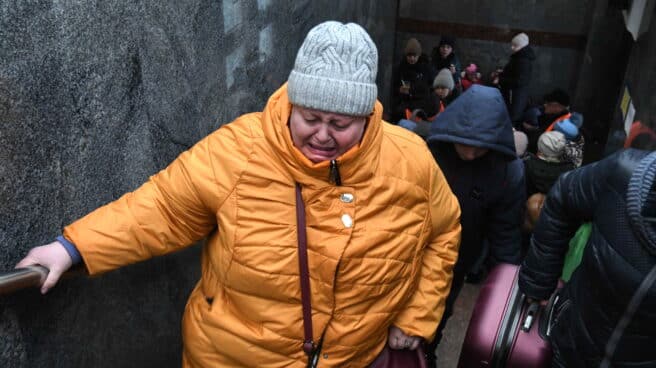 Una mujer llora en la estación de Leópolis (Ucrania)