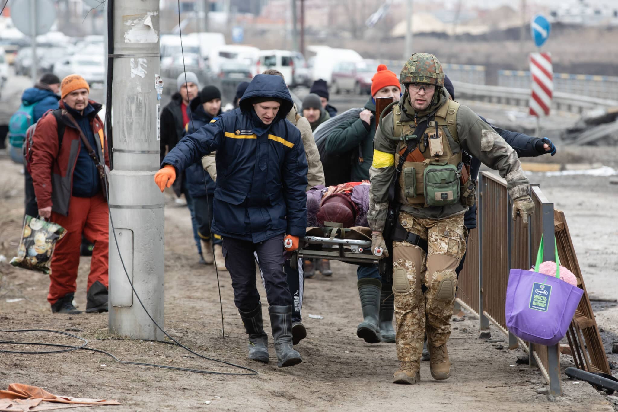 Voluntarios trasladan a heridos tras los ataques en Irpin (Ucrania)