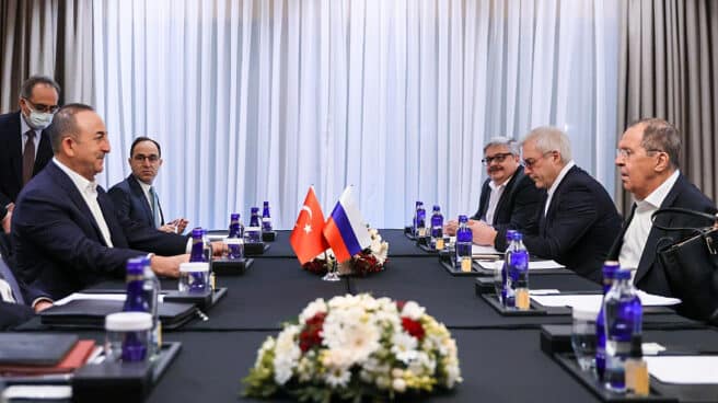 Rusia y Ucrania volverán a negociar esta semana con posiciones muy alejadas El Ministro de Relaciones Exteriores de Rusia, Sergey Lavrov (R), se reúne con el Ministro de Relaciones Exteriores de Turquía, Mevlut Cavusoglu (L)