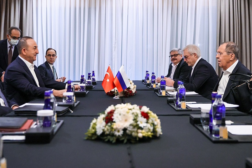 El Ministro de Relaciones Exteriores de Rusia, Sergey Lavrov (R), se reúne con el Ministro de Relaciones Exteriores de Turquía, Mevlut Cavusoglu (L)