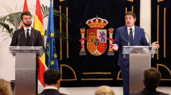 El presidente de Castilla y León en funciones, Alfonso Fernández Mañueco, y el representante de Vox, Juan García-Gallardo.