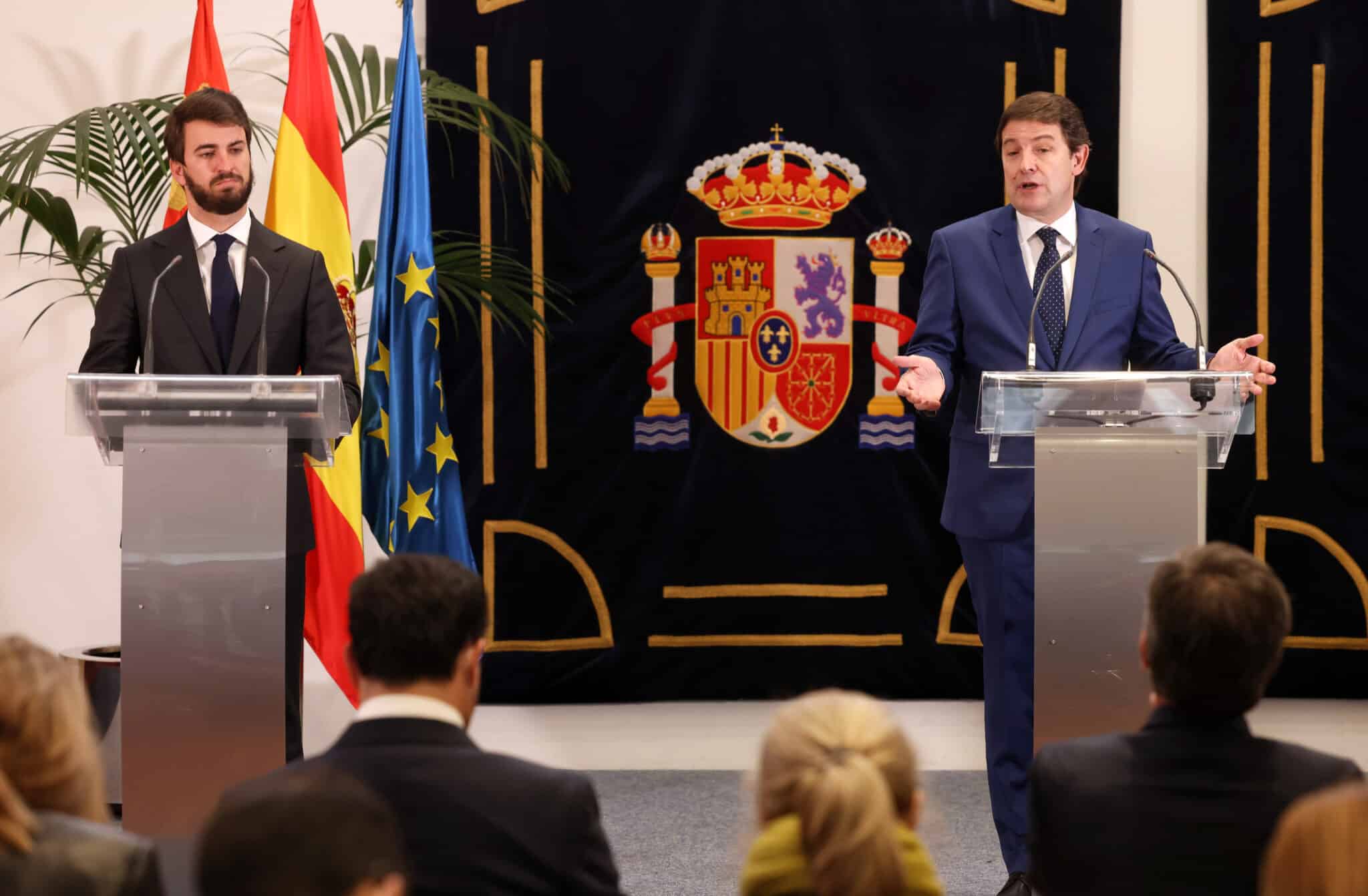 El presidente de Castilla y León en funciones, Alfonso Fernández Mañueco, y el representante de Vox, Juan García-Gallardo.