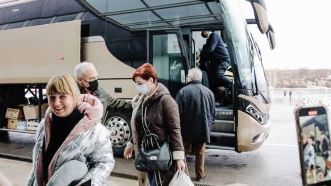 Varias refugiadas ucranianas llegando al Hospital de Emergencias Enfermera Isabel Zendal, en Madrid.