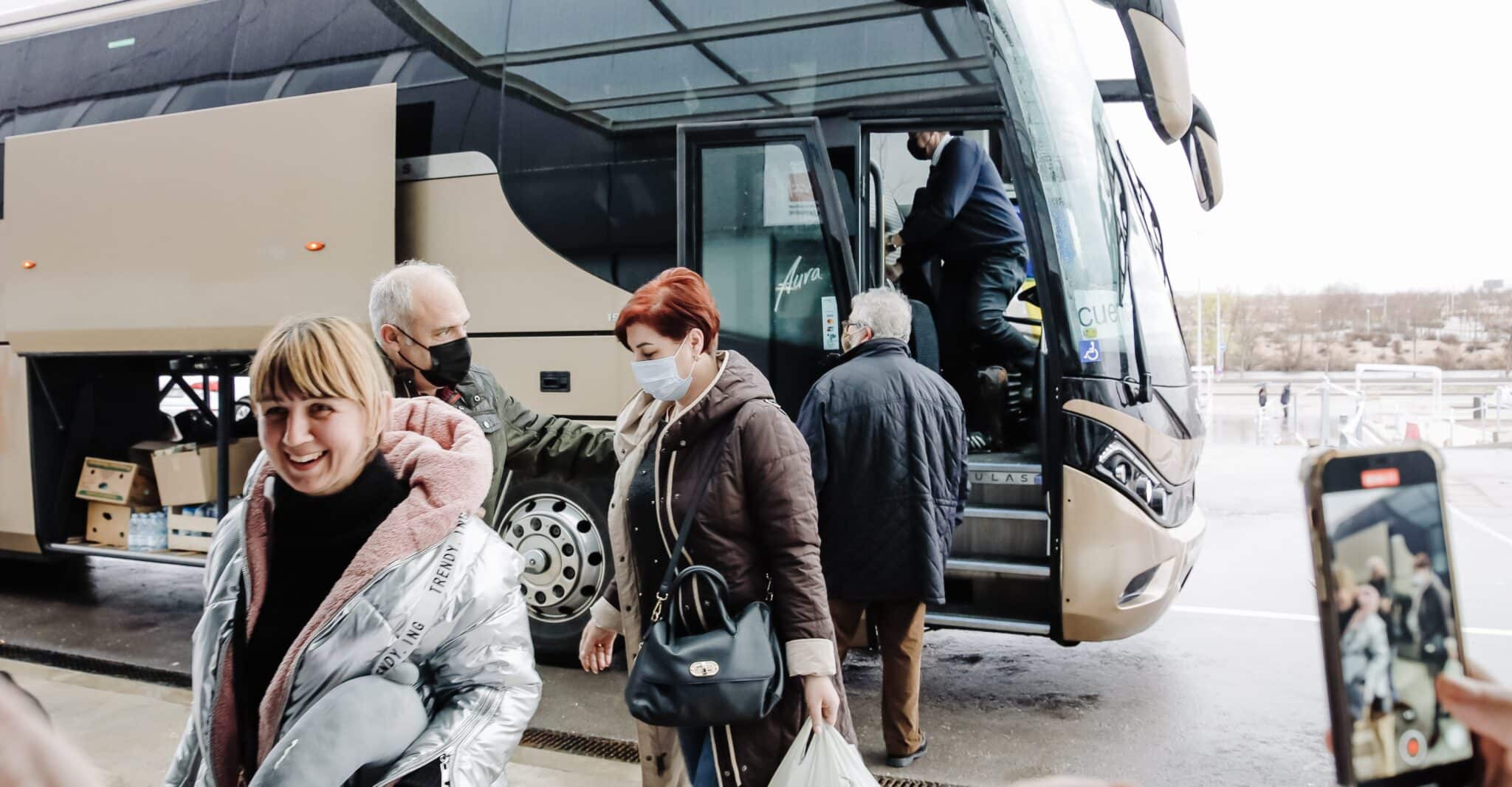 Varias refugiadas ucranianas llegando al Hospital de Emergencias Enfermera Isabel Zendal, en Madrid.