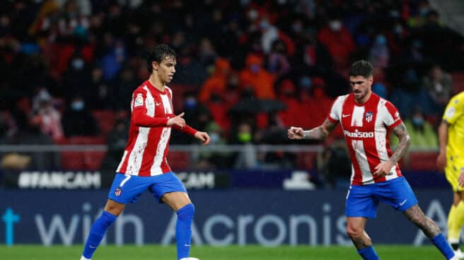 Joao Félix y De Paul en una jugada del partido Atlético de Madrid-Cádiz, disputado en el Metropolitano