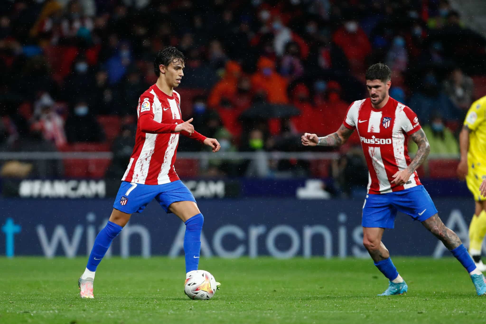 Joao Félix y De Paul en una jugada del partido Atlético de Madrid-Cádiz, disputado en el Metropolitano