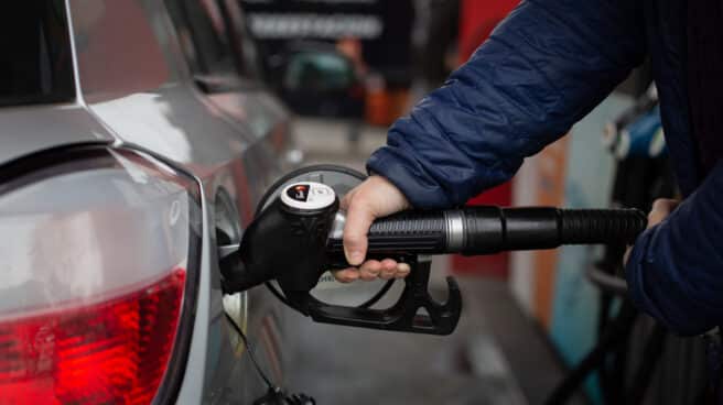 Un hombre reposta gasolina. Un hombre reposta gasolina.