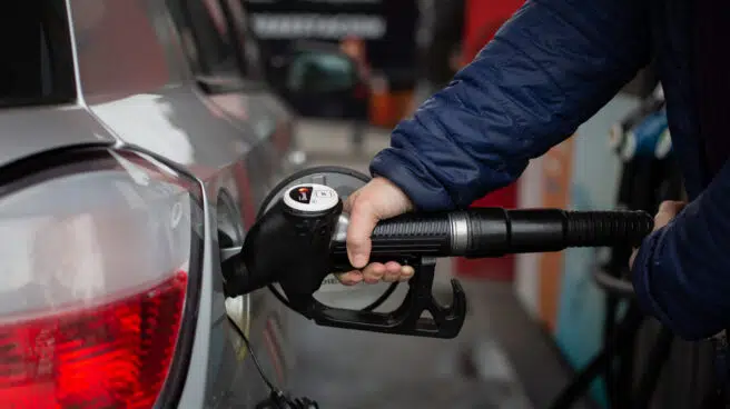 La subida del precio de los carburantes se come casi el 50% de los descuentos del Gobierno