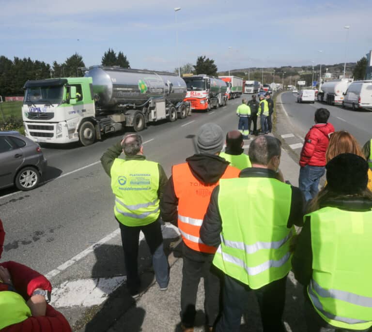 Patronal y sindicatos califican de "anecdótico" el seguimiento del paro de transportistas