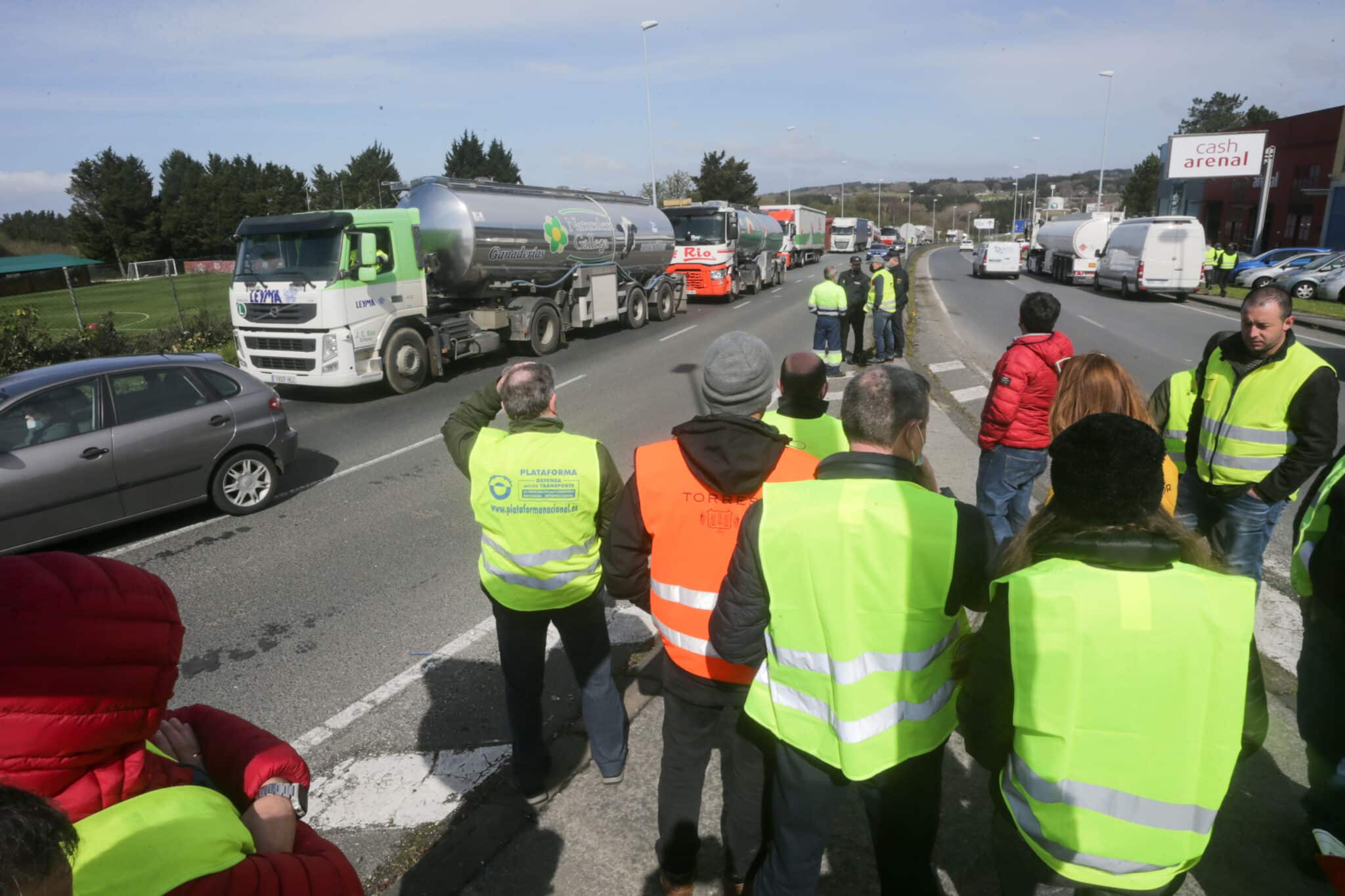 Patronal y sindicatos califican de "anecdótico" el seguimiento del paro de transportistas