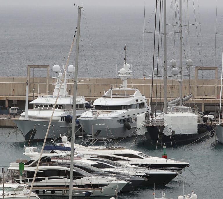 La retención de los primeros yates en España apunta a un oligarca ruso sancionado por la UE