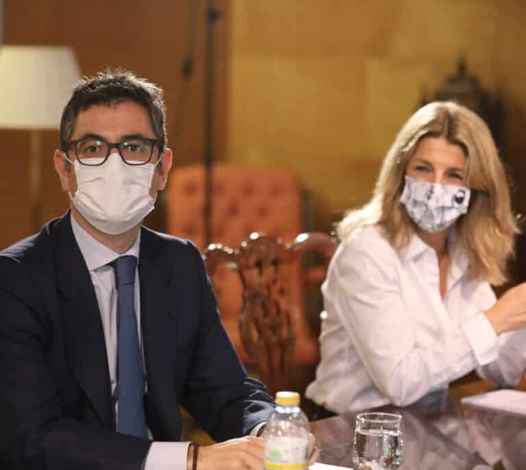Podemos carga contra el “tonteo escandaloso” del PSOE con el PP