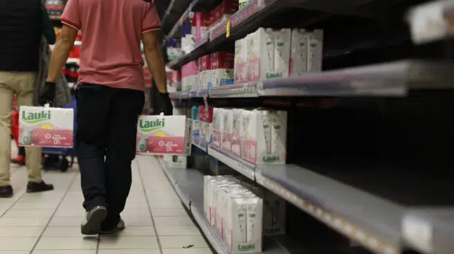 El temor al desabastecimiento por el paro del transporte  disparó un 50% el gasto en leche