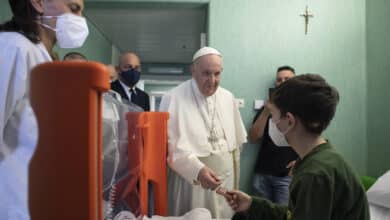 El Papa visita a 19 niños ucranianos ingresados en el Hospital del Vaticano